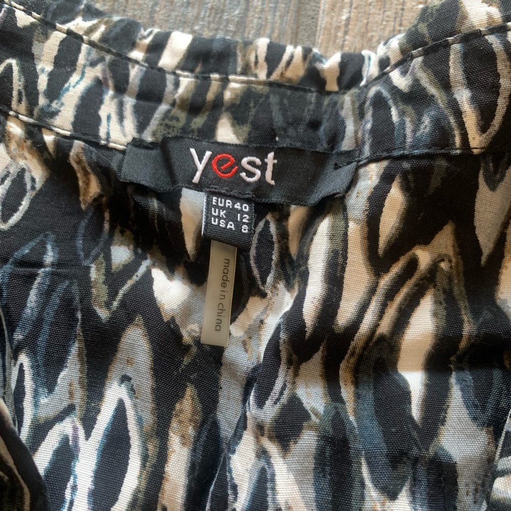 Yest Patterned Blouse - Picture 2 of 3